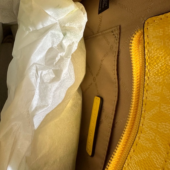 ❤️❤️❤️NEW Michael Kors small bag + Detachable strap ❤️❤️❤️ - Picture 4 of 10